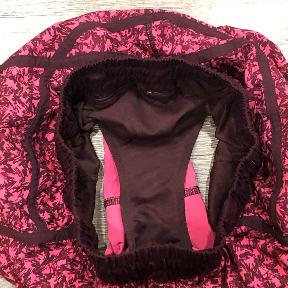 Lululemon Tracker Shorts Size 4 - Picture 6 of 10